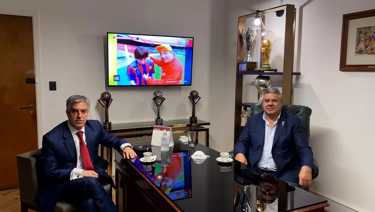 EN OTRO TONO. Dalbón firmó la paz con Tapia, luego de que durante algunos días se había mostrado muy crítico con el presidente de la AFA.