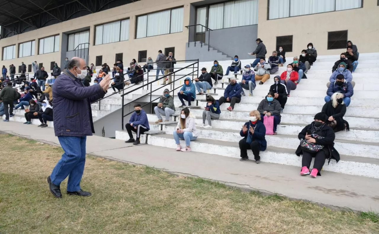 SALUDO A LOS BENEFICIARIOS. Manzur, en el Hipódromo. Foto: Comunicación Pública