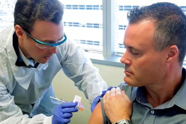 Un voluntario para la vacuna contra el coronavirus cuenta cómo le hicieron las pruebas