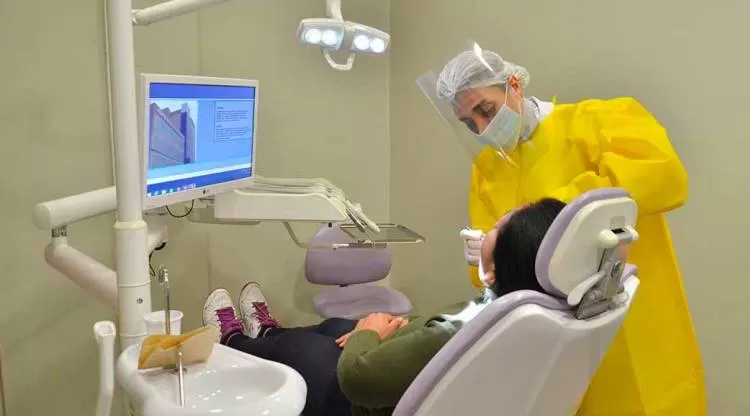 PRECAUCIONES. Un odontólogo del Siprosa, en plena atención. Foto: prensa Ministerio de Salud