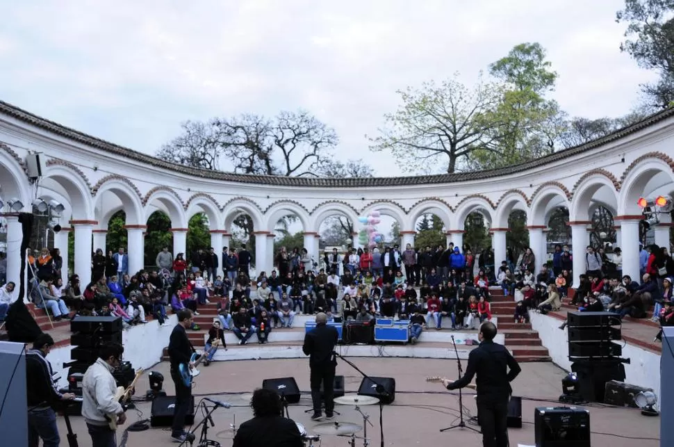 ESPACIO POPULAR. Público y artistas en el Piletón del parque Avellaneda. 