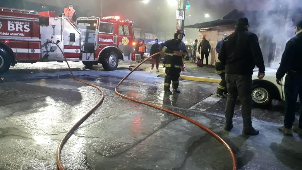 Dejó la camioneta en la calle ¡y se prendió fuego!