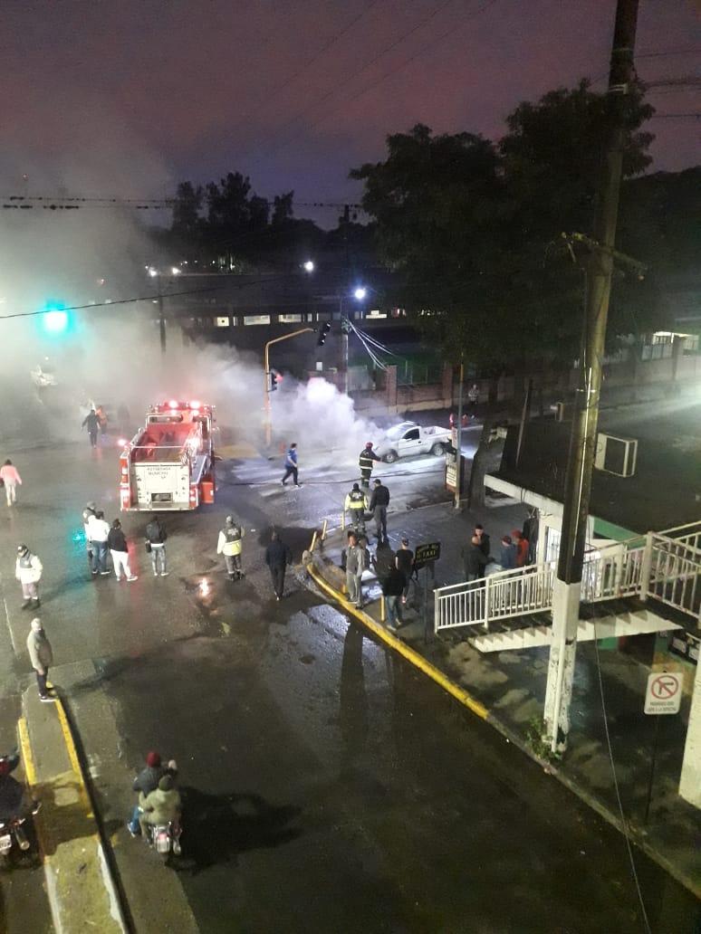 Dejó la camioneta en la calle ¡y se prendió fuego!