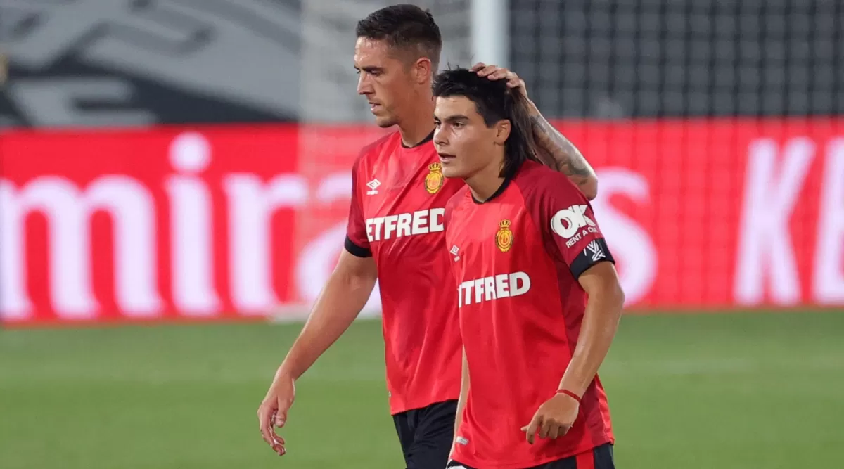 LA PRIMERA VEZ. Luka Romero, el chico de las tres nacionalidades, se retira del campo de Real Madrid. Ya había debutado en Primera, con la camiseta de Mallorca. rcd mallorca 