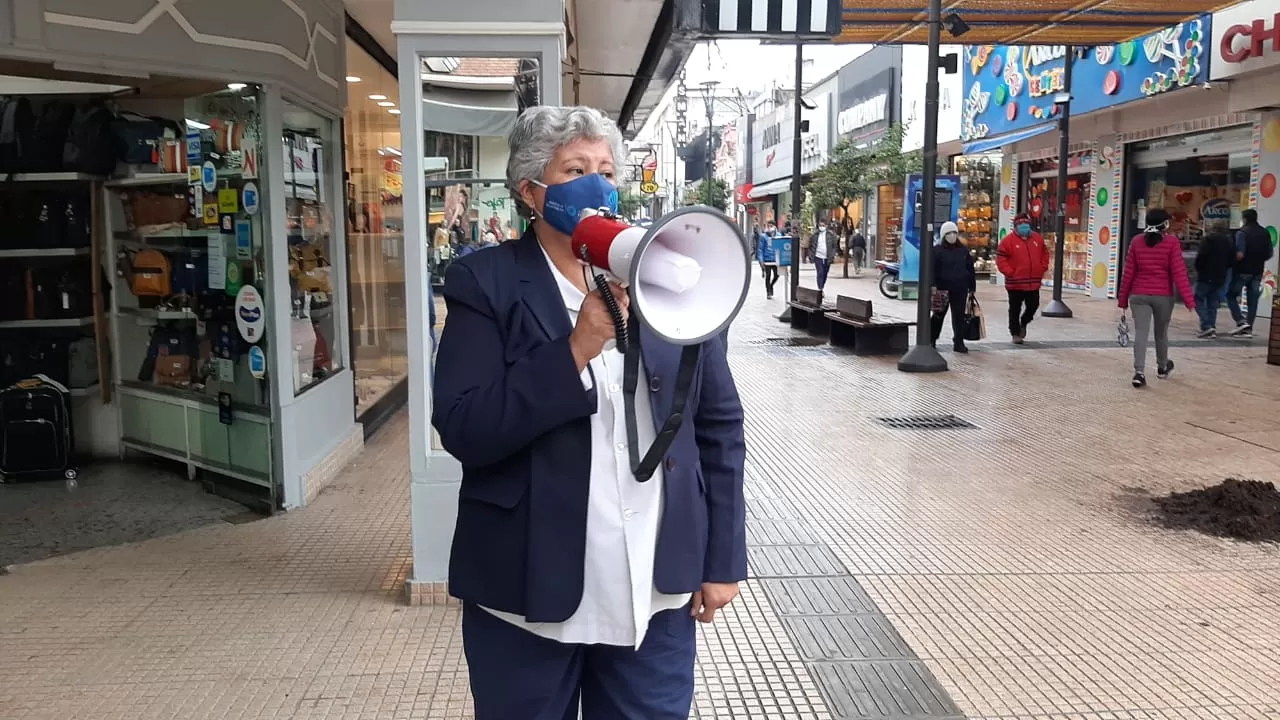 La licenciada Patricia Chacana da las recomendaciones en la vía pública.