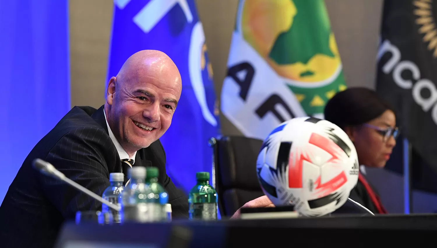 Infantino señaló que el plan de auxilio a las federaciones nacionales por el Covid-19 fue aprobado por unanimidad. (FOTO TOMADA DE TWITTER @fifacom_es)