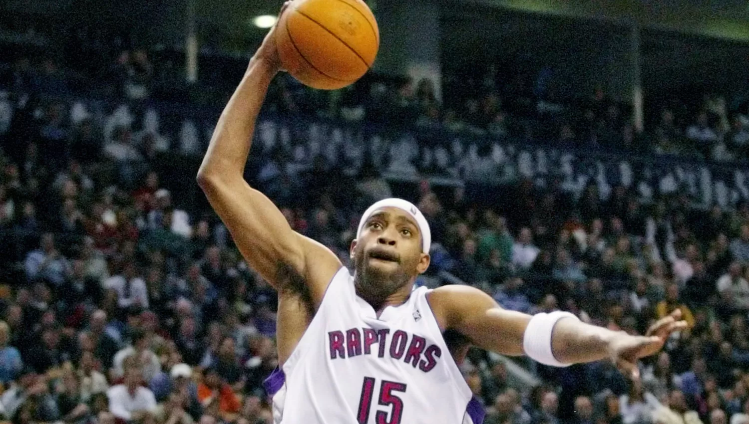 El rey de las volcadas. Su superlativa capacidad de salto hicieron de Vince Carter el mejor ese ese apartado. (Reuters)