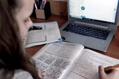 Trabajadores a cargo de menores de seis años gozarán de una licencia especial mientras dure la cuarentena