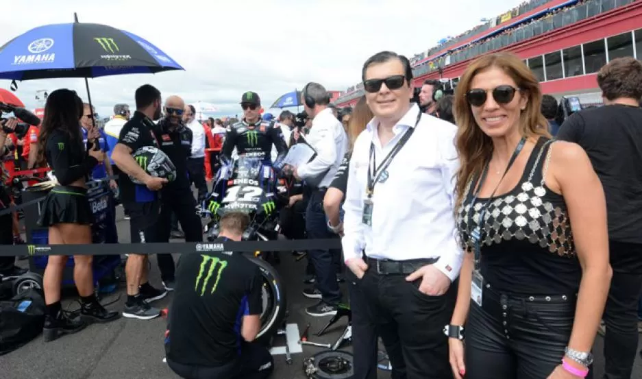 FAN DE LAS MOTOS. Zamora, junto a su esposa, la senadora Claudia Ledesma Abdala, en el MotoGP de Termas de Río Hondo. FOTO TOMADA DE ELLIBERAL.COM.AR