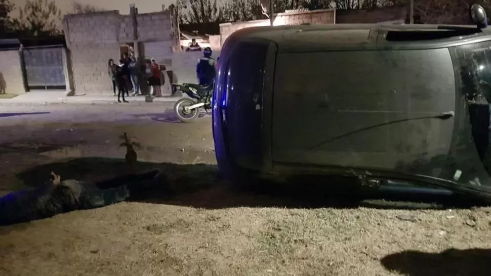 OPERATIVO. El sospechoso permanece en el suelo apresado, luego de volcar en su automóvil.  
