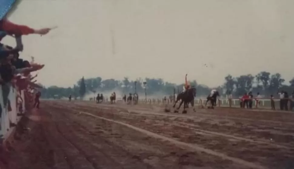 CONTUNDENTE ÉXITO. Conducido por el jinete Ramón Barrionuevo, Viz Nubarrón venció por más de 10 cuerpos a Hombourg en el “Batalla”. 