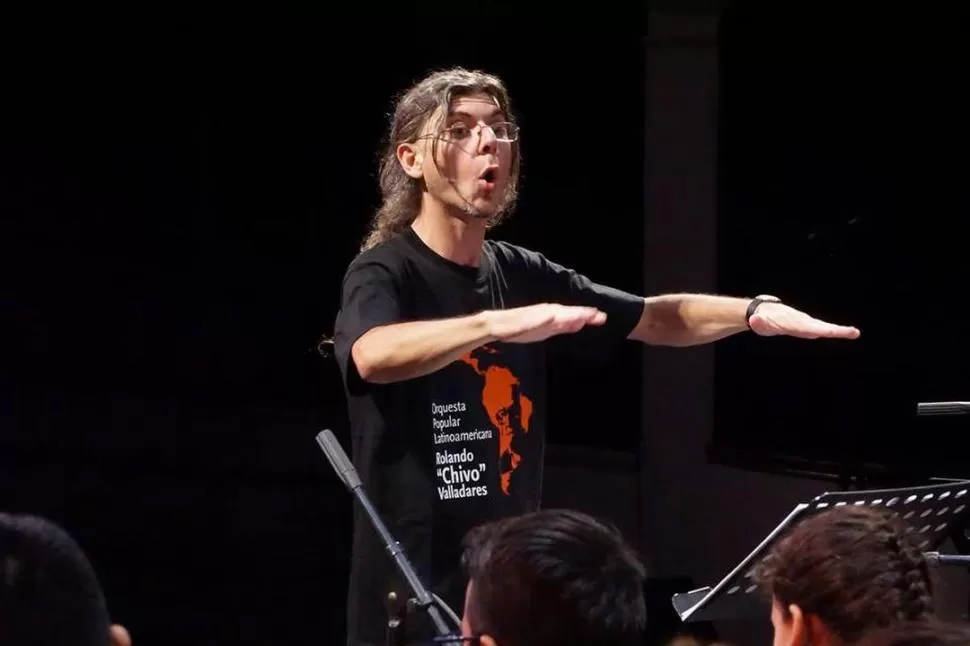 EN LA BATUTA. Rony López dirige la formación Chivo Valladares. 