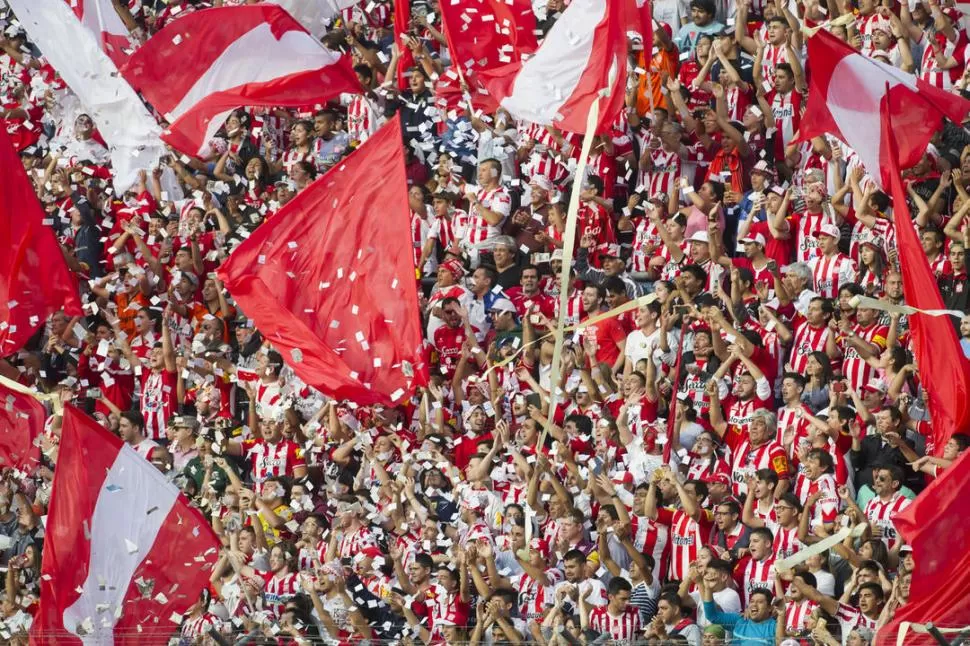 EXPECTANTES. Los hinchas esperan que se termine la incertidumbre y que haya una resolución respecto al futuro del club. la gaceta / FOTO DE JORGE OLMOS SGROSSO