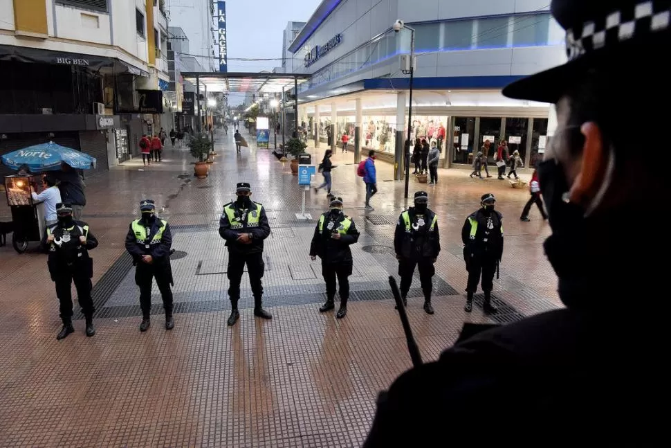 PREPARADOS. Algunos efectivos y los responsables del cuerpo especial. la gaceta / Foto de José Nuno