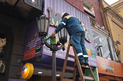 Hacen mantenimiento de las farolas del casco histórico