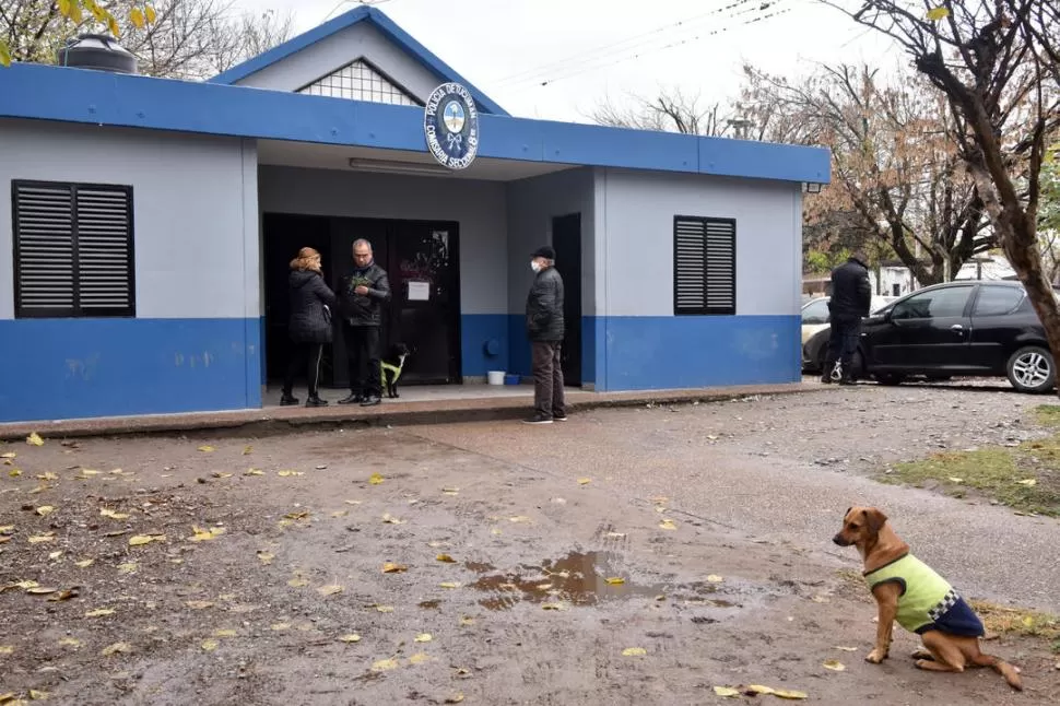 EL LUGAR DEL ÚLTIMO ESCAPE. Dos acusados de diferentes homicidios se fugaron ayer de la seccional 8°- la gaceta / foto de Inés Quinteros Orio