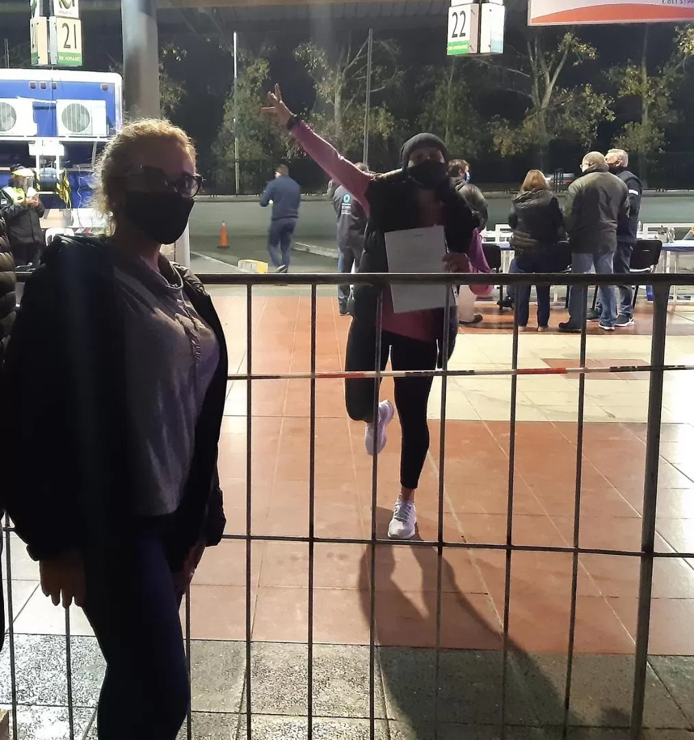 ALIVIADA. Apenas arribó a la provincia, la atleta marplatense (con el papel en la mano) se sometió a los controles sanitarios obligatorios. Los superó sin inconvenientes. 