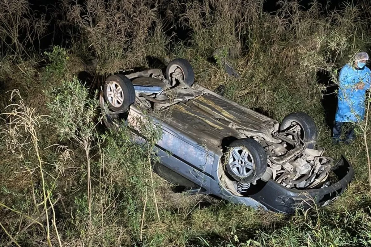 EL AUTO. Había quedado volcado, a cinco kilómetros de la escena del crimen.