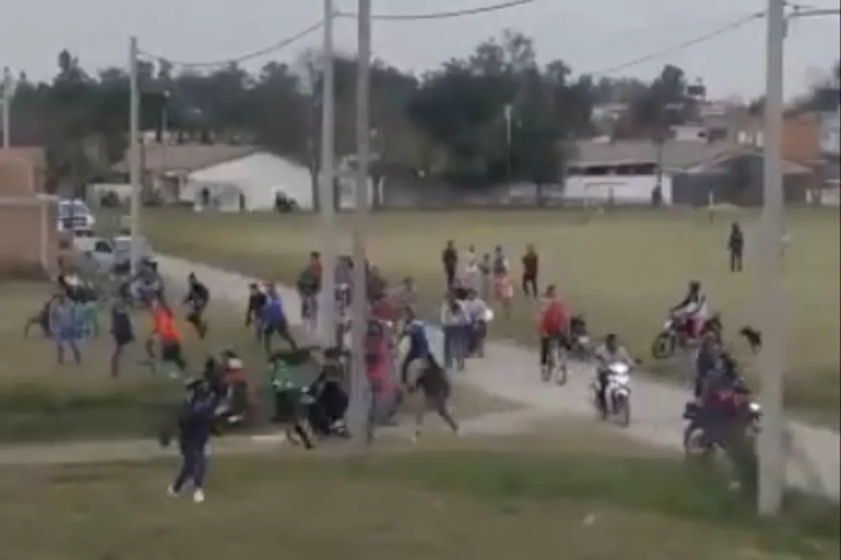 No quedó uno: jugaban al fútbol en una cancha de Monteros y llegó la Policía