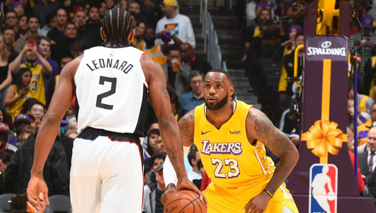 Como en el partido inaugural de la temporada LeBron James y Kawai Leonard estarán frente a frente en la renudación del torneo. (FOTO TOMADA DE TWITTER @NBALatam)