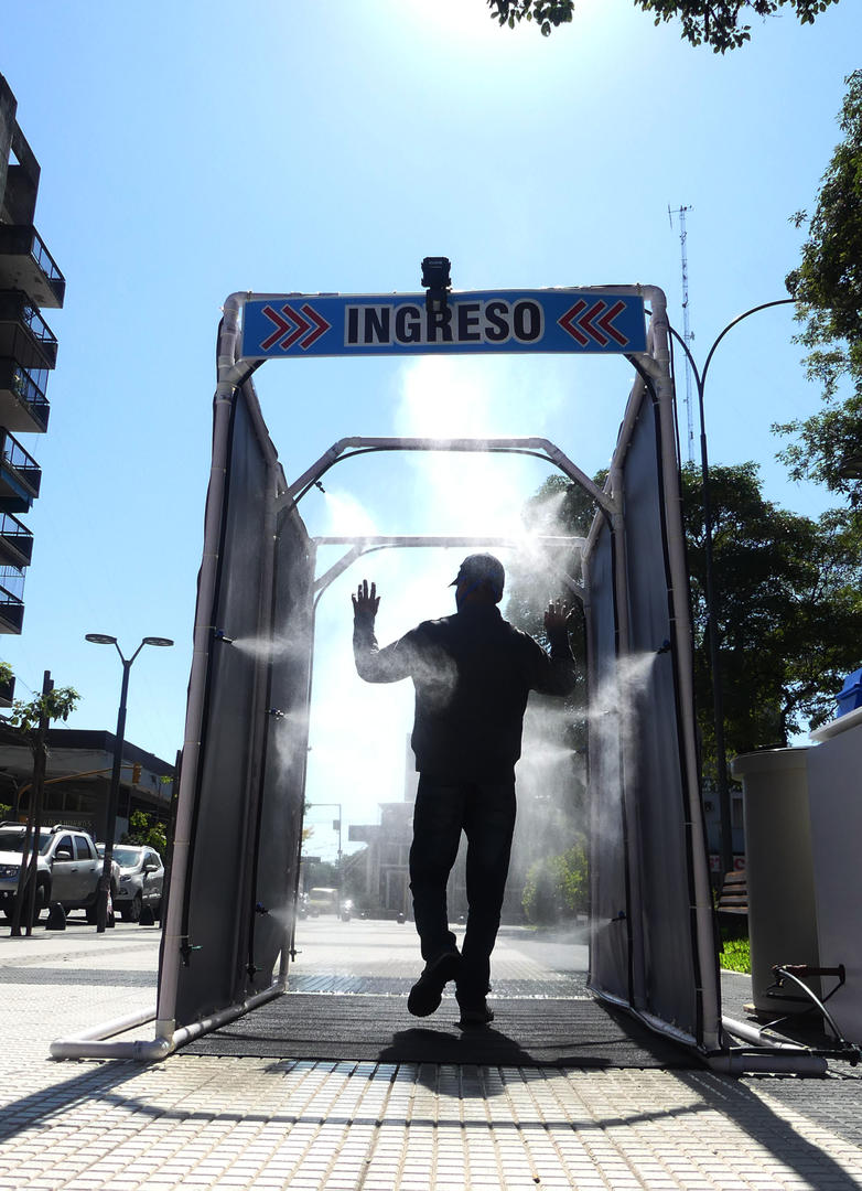 CONCEPCIÓN. El sanitizador obligó a “purificarse” en la plaza Mitre.