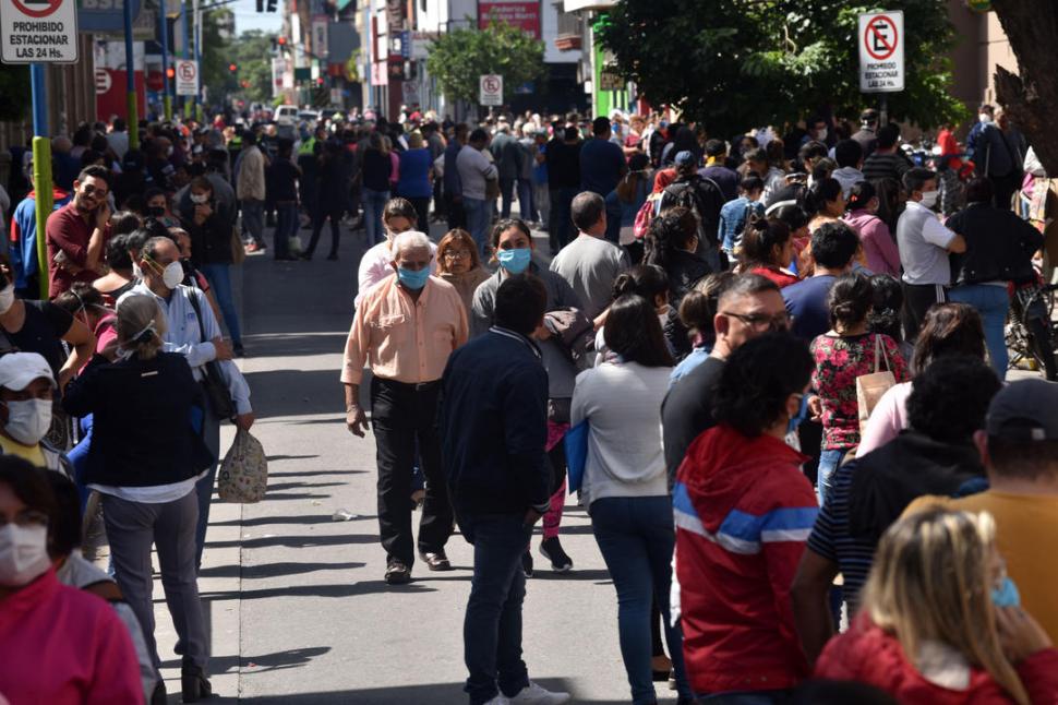 VIERNES NEGRO. El pago a los jubilados provocó un caos en las sucursales bancarias. Fue un impactante llamado de atención.