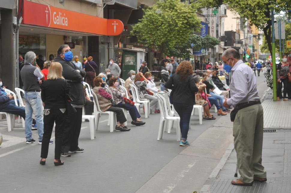 LA NUEVA CITY TUCUMANA. Los bancos colocaron sillas en la calle. Con el correr de los días la práctica fue diluyéndose.