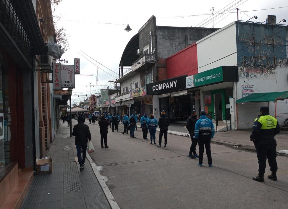 LARGA FILA. Sólo salieron a la calle los que debían hacer trámites.