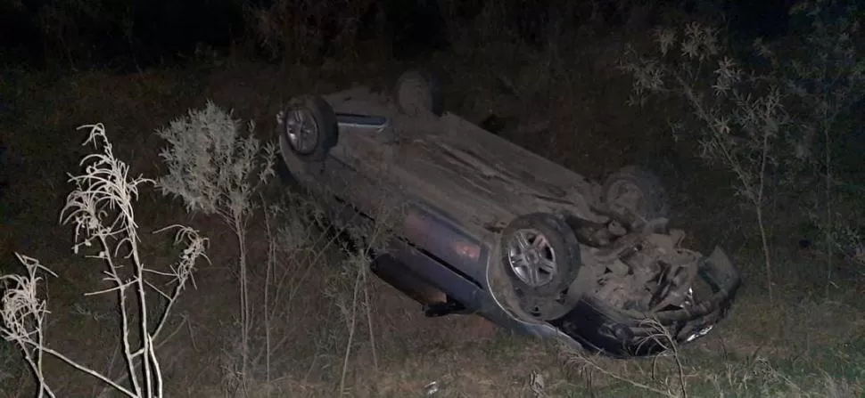 ACCIDENTE. Los vecinos, en un primer momento, asistieron a los asaltantes, pero después detuvieron a uno.  