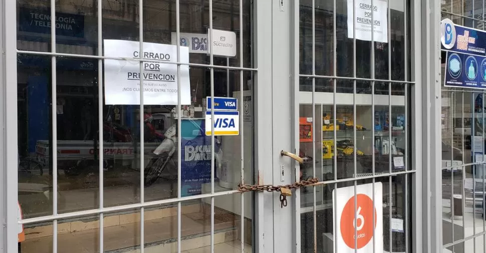 CERRADO POR PREVENCIÓN. Así reza el cartel de uno de los locales. la gaceta / foto de rodolfo casen