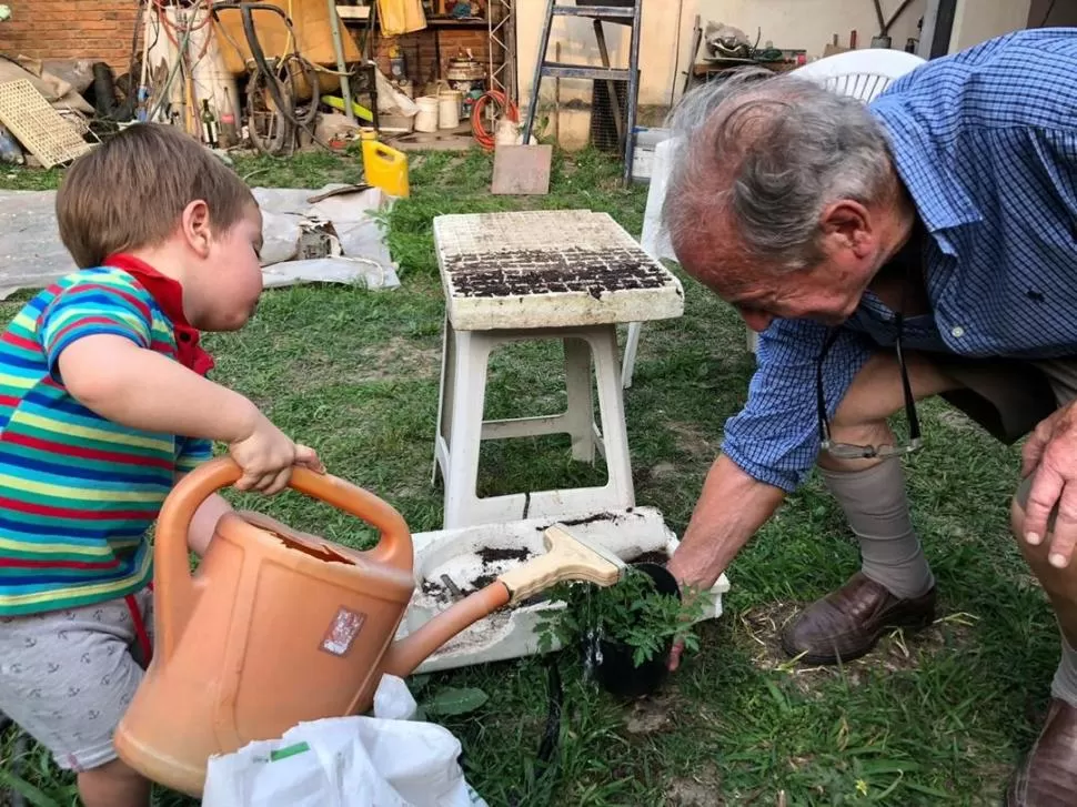 EN FAMILIA. Transmitiendo enseñanzas rurales a uno de sus bisnietos. 