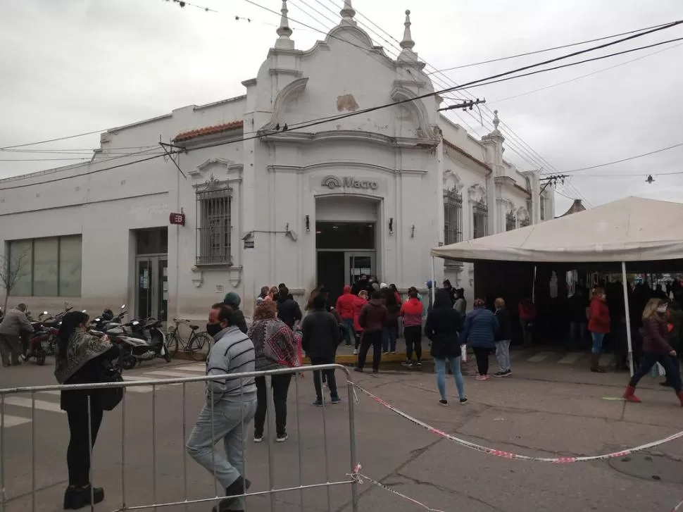 UNO DE LOS POCOS LUGARES ABIERTOS. El banco Macro atendió a quienes debían cobrar planes sociales, pero el Banco Nación estuvo cerrado. la gaceta / fotos de rodolfo casen