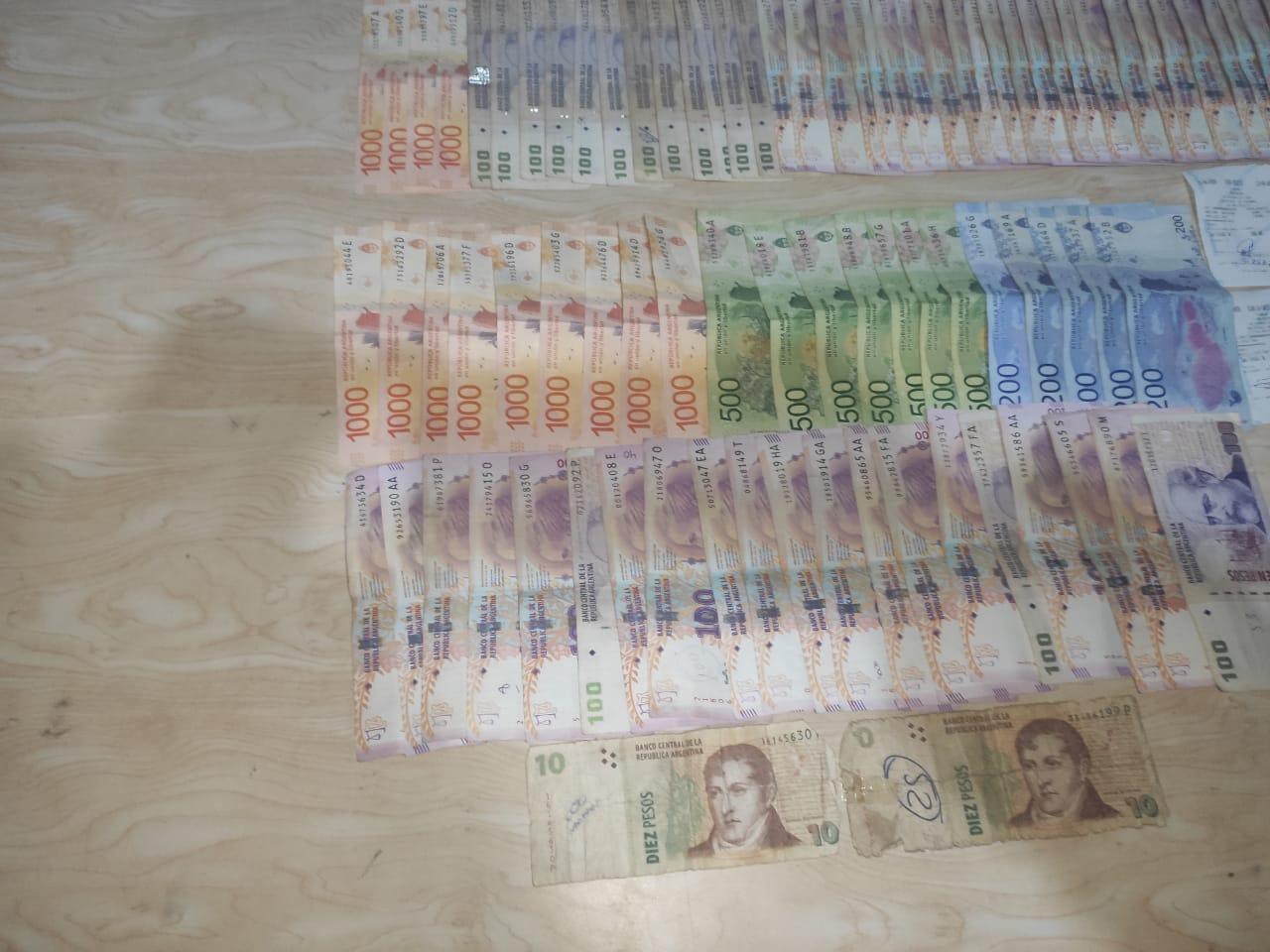 Encontró $ 29.000 arriba de un cajero automático y busca a su dueño para devolvérselo