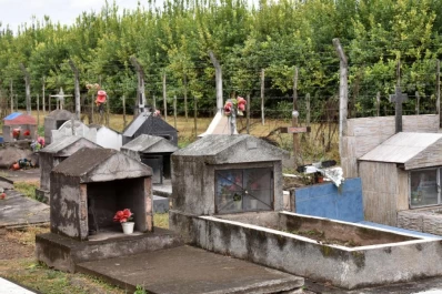 En el cementerio Cevil Pozo las tumbas llegan hasta el alambrado