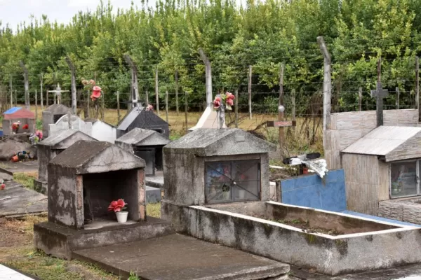 En el cementerio Cevil Pozo las tumbas llegan hasta el alambrado