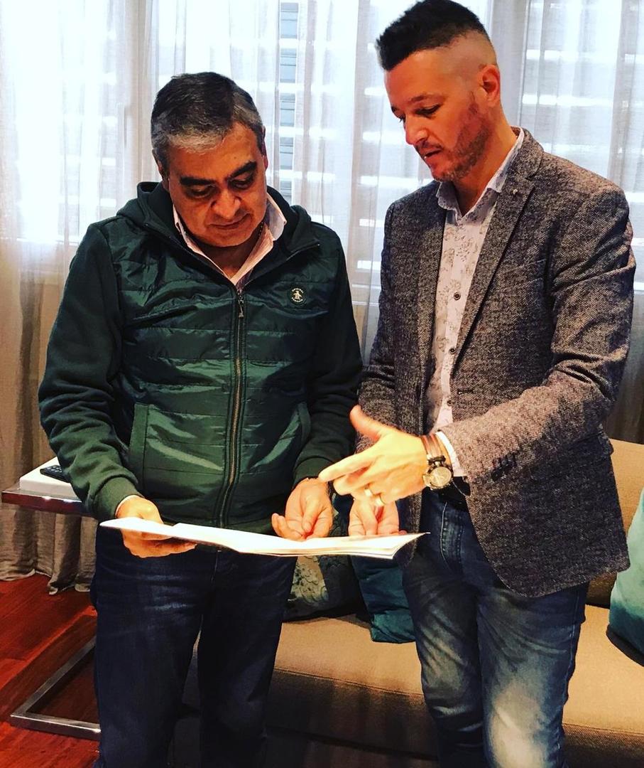 COLABORACIÓN. Galina le explica el proyecto al intendente Alfaro, quien se comprometió a brindar una ayuda.