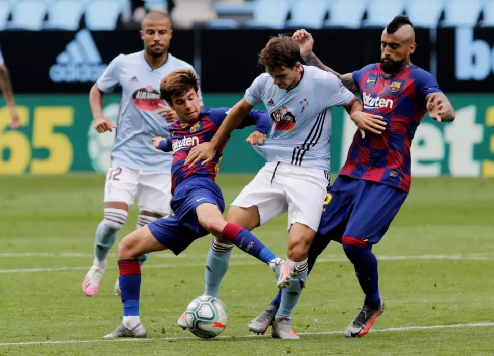 ÁSPERO. La fricción fue protagonista entre Barcelona y Celta de Vigo en un partido muy entretenido. reuters