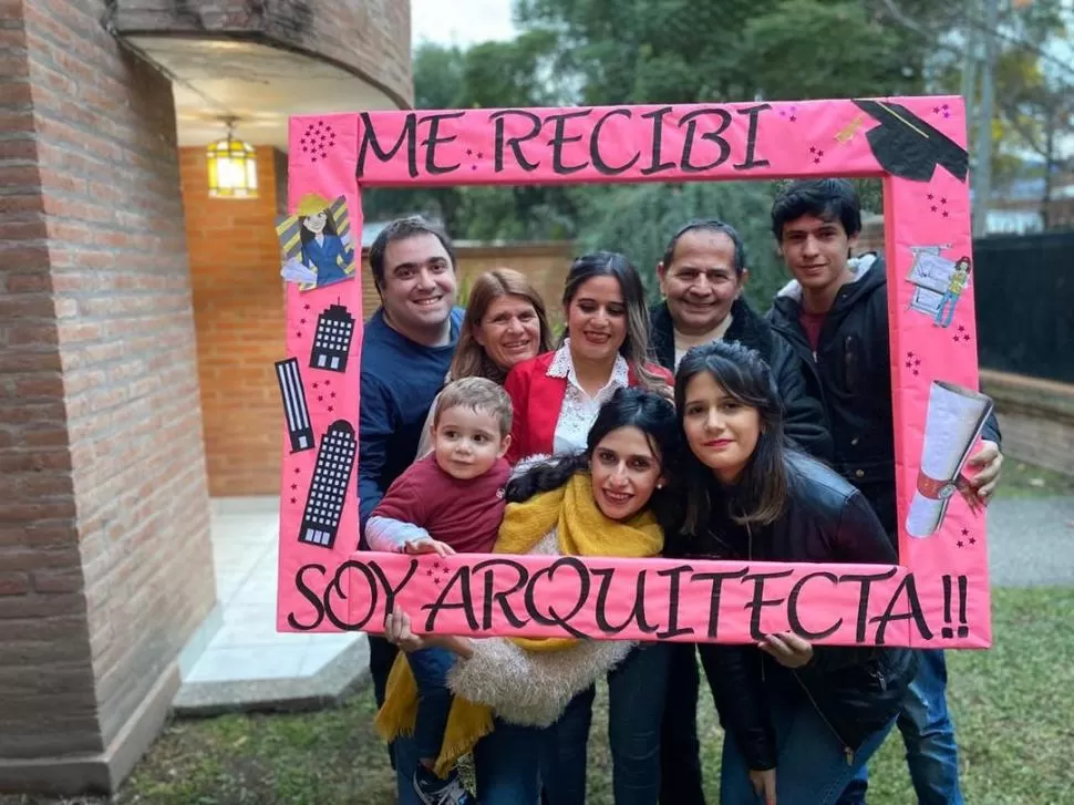FESTEJO EN FAMILIA. Cinthya Gramajo, al centro con camisa blanca, celebró la graduación con sus parientes. 