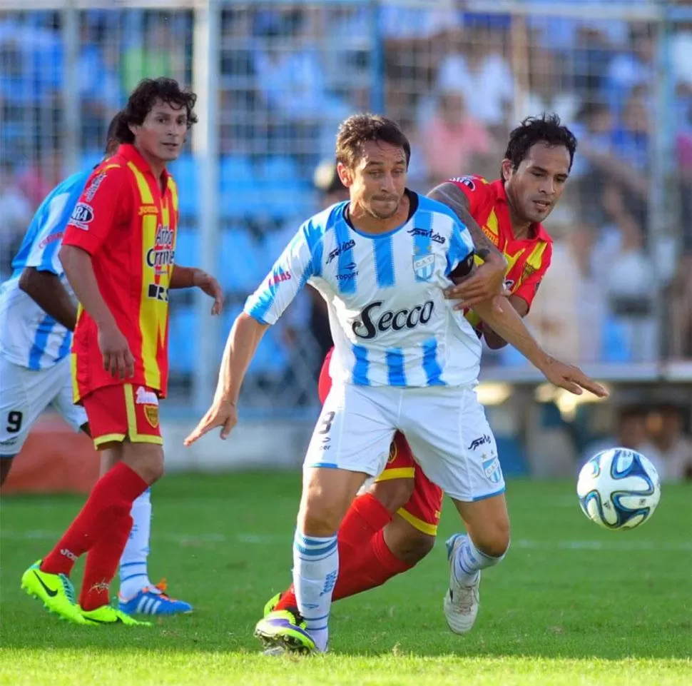 CON LA CELESTE Y BLANCA. Barrado, defendiendo los colores de Atlético. 