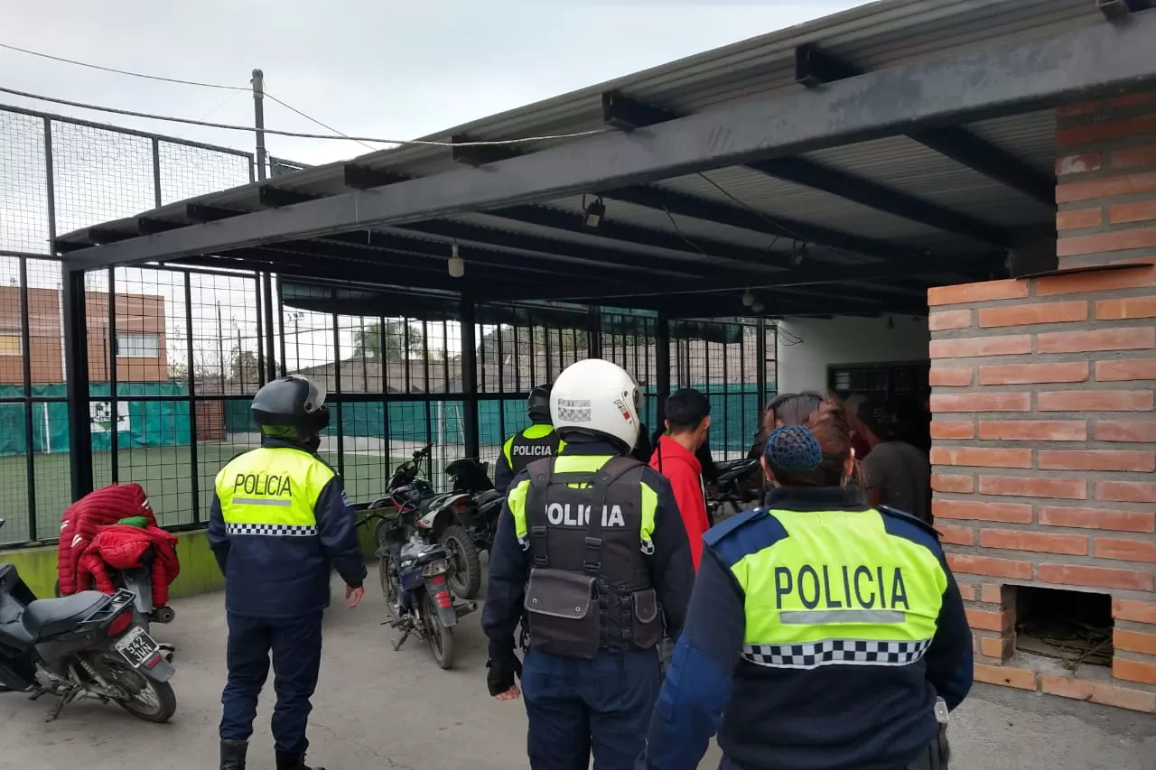 OPERATIVO. Policías ingresan al predio de Famaillá. Foto: Ministerio de Seguridad