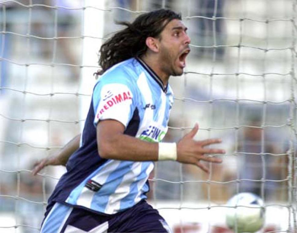 LARGO Y GOLEADOR. Fernando Robles y un look que le trajo “suerte”.