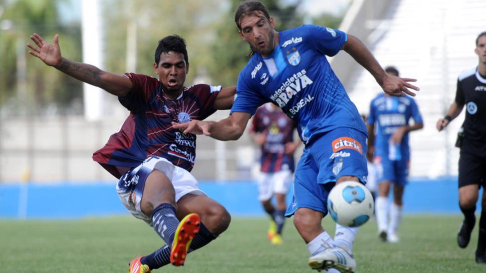 LARGO Y NADA GOLEADOR. Cobelli también lo usó largo. Hizo pocos goles.