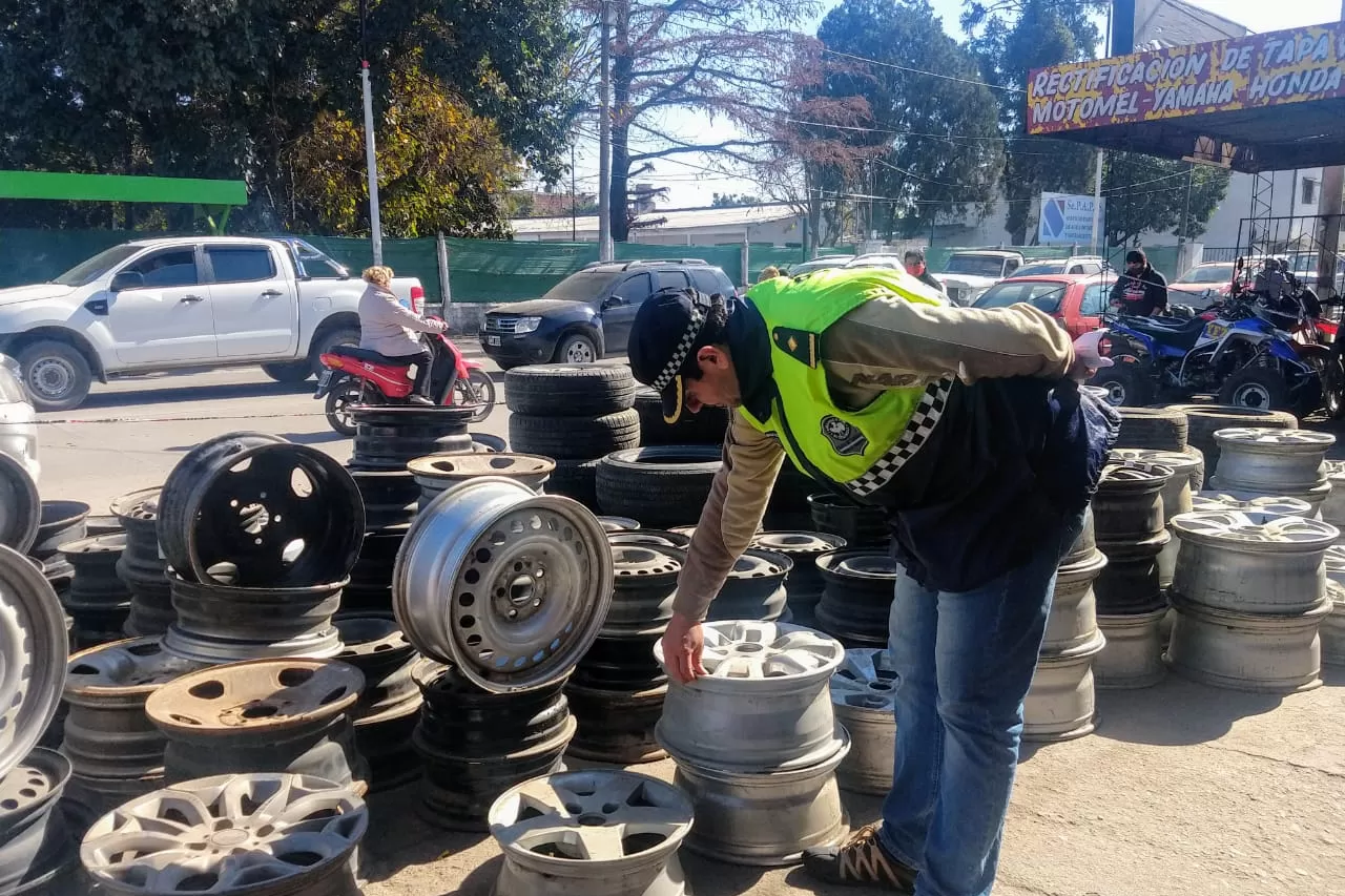 EVIDENCIA. Policías acomodan las llantas secuestradas. Foto: Ministerio de Seguridad