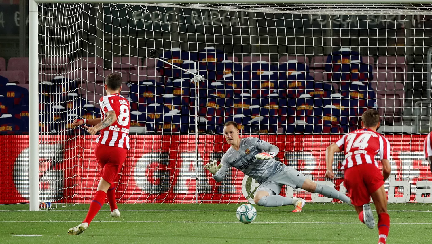 Ter Stegen, que había desviado el remate de Costa, no pudo con Saúl, que anotó así su primer penal. (Reuters)