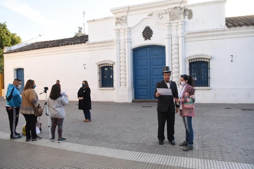 CON GALERA. Vestido como en 1816, un docente se grabó para el acto.