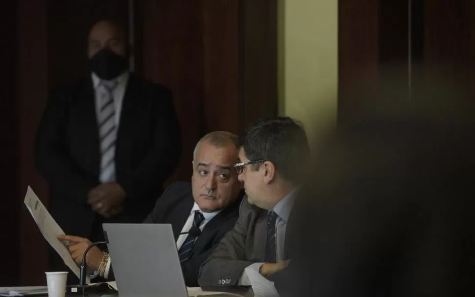 ESCENA DE LA AUDIENCIA PÚBLICA. El intendente taficeño Javier Noguera (PJ) y el defensor Sebastián Herrera Prieto ayer en la Cámara de Apelaciones.