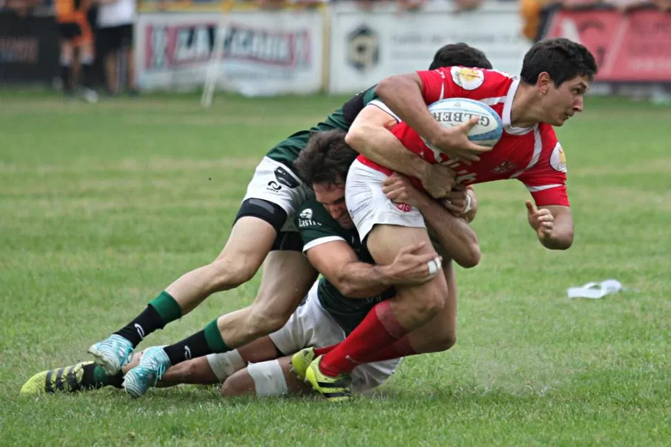 REGLAS. Muchos ven al rugby como un deporte violento por su alto nivel de contacto. Sin embargo, su reglamento castiga con severidad las deslealtades en el juego. Ahora, se apunta a lo que sucede afuera. la gaceta / fotos de juan pablo sánchez noli