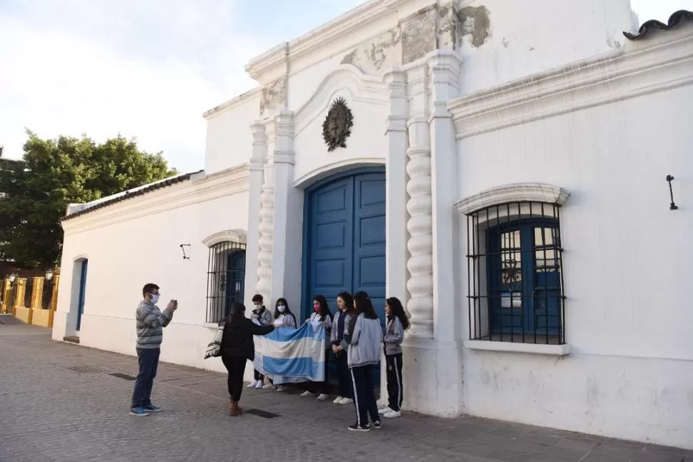 CASA HISTÓRICA. Algunos alumnos posaron con la bandera. la gaceta / fotos de ANALÍA JARAMILLO