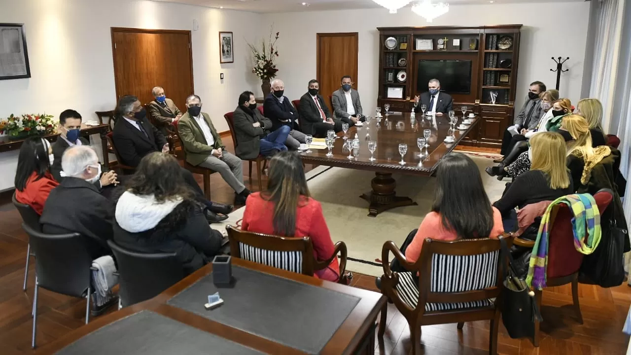 EN REUNIÓN. El vicegobernador, con mediadores del Poder Judicial. Foto: Prensa Legislatura