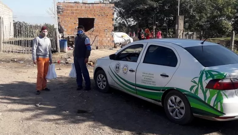 REPARTO. Empleados de la Compañía Azucarera Los Balcanes y agentes de Defensa Civil de la Provincia están distribuyendo kits de bioseguridad.